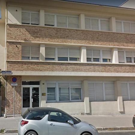 EUGENE - Appartement cosy aux pieds de la cathédrale Reims Exterior foto