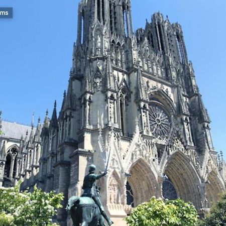 EUGENE - Appartement cosy aux pieds de la cathédrale Reims Exterior foto